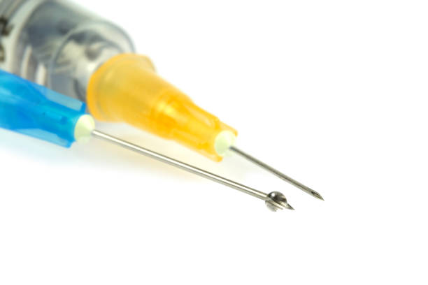 白い背景の上のソリューションと医療注射器。 - drop of insulin ストックフォトと画像