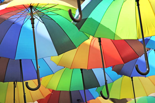 coloridos paraguas - rainbow umbrella descriptive color multi colored fotografías e imágenes de stock