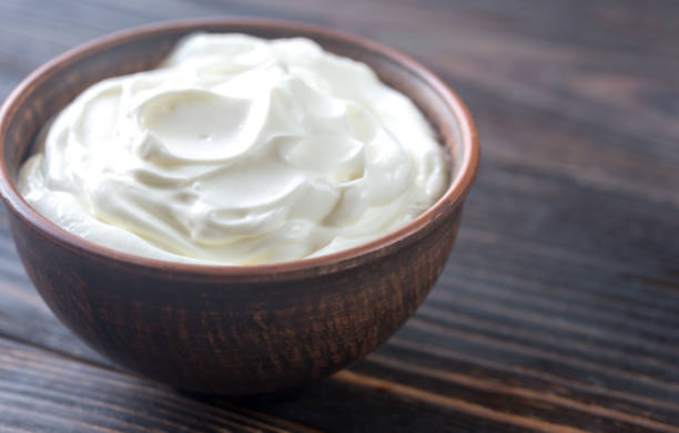 ciotola di yogurt greco - panna acida foto e immagini stock