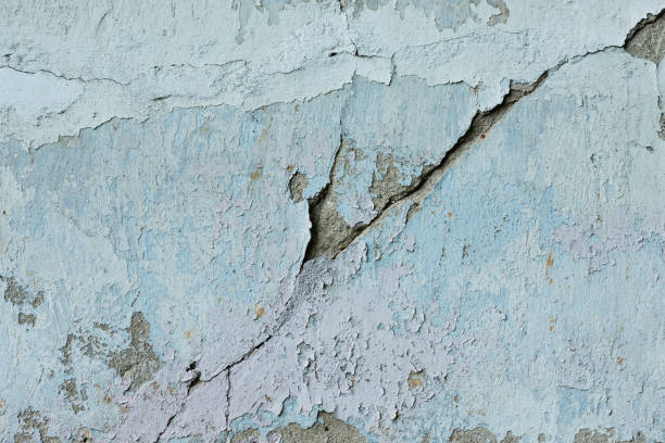 istock Wall fragment with attritions and cracks 843372272