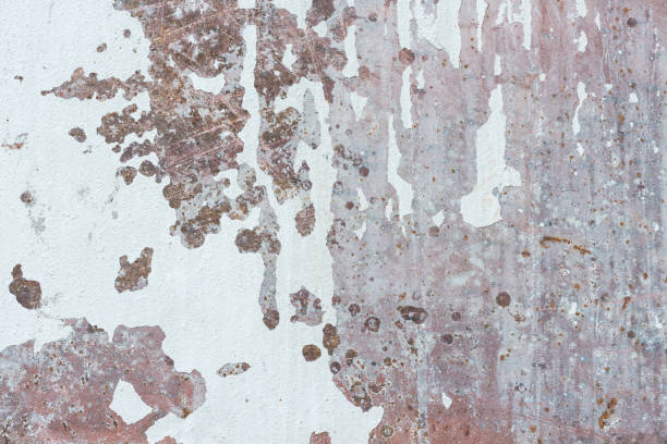 istock Wall fragment with attritions and cracks 843373724