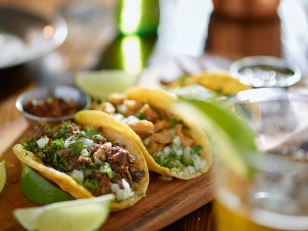 tacos di strada messicani e birra - cucina messicana foto e immagini stock