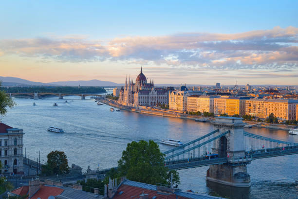 bâtiment du parlement et du danube avec le pont des chaînes à budapest, hongrie - budapest danube river cruise hungary photos et images de collection