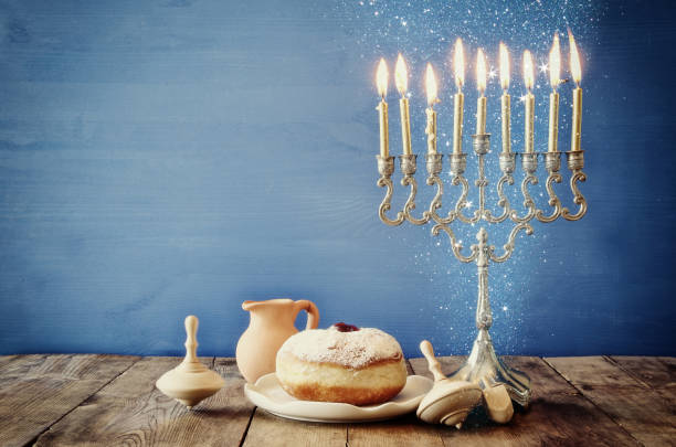 ユダヤ人の休日木製 dreidels とハヌカのイメージ - kislev ストックフォトと画像