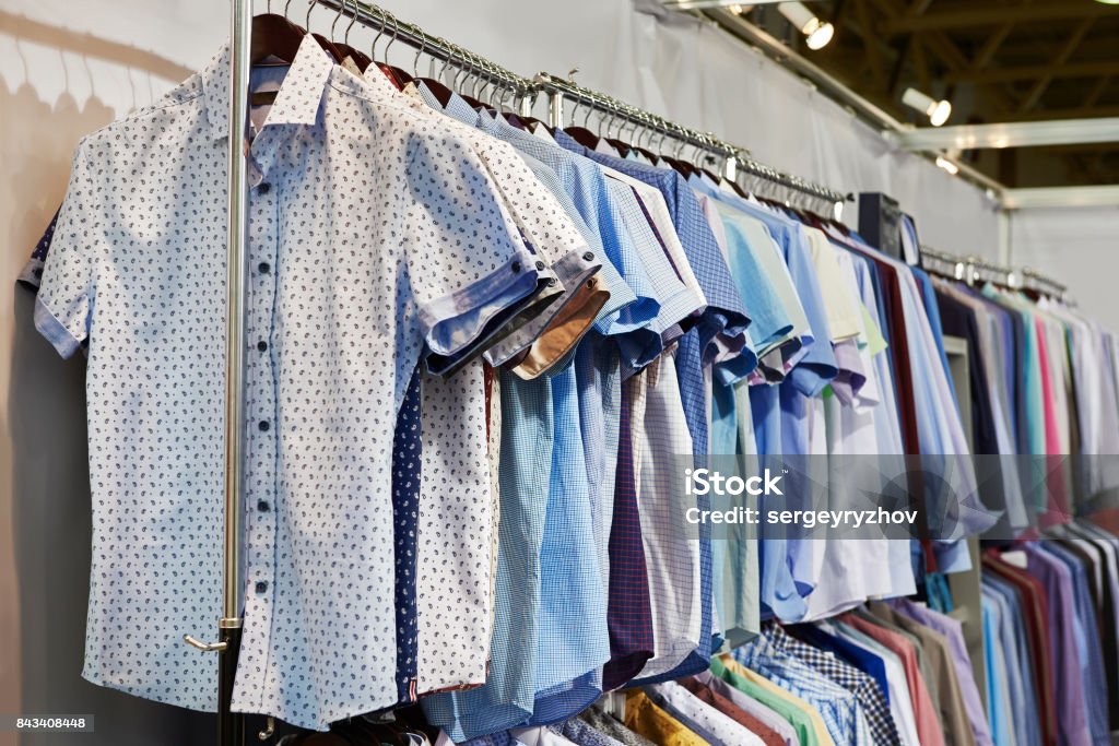Respecto a Experimentar Alcanzar Camisas En Tienda De Ropa Foto de stock y más banco de imágenes de Adulto -  Adulto, Algodón - Textil, Arte cultura y espectáculos - iStock
