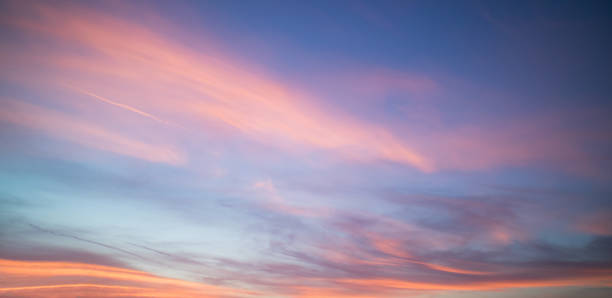 pastell bewölkten sonnenuntergang bei blauem himmel in kalifornien - sonnenuntergang stock-fotos und bilder