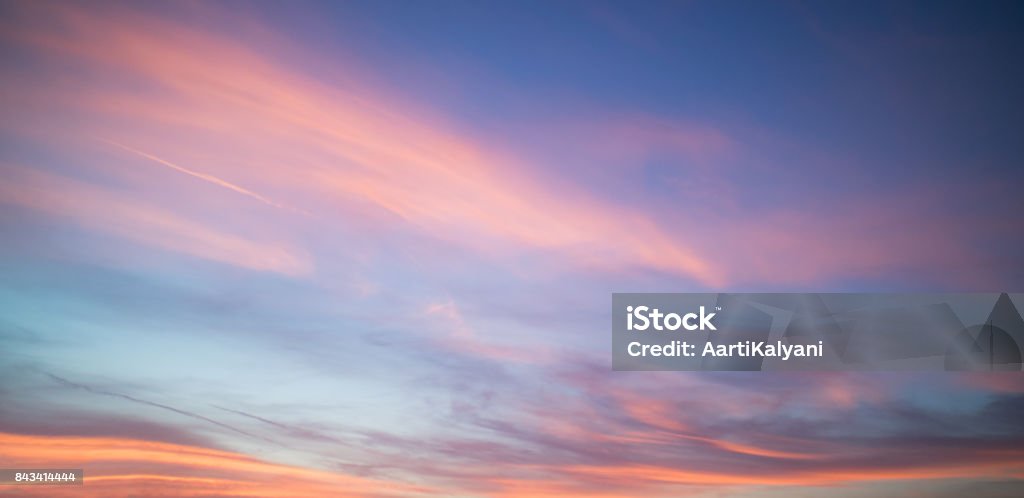 Hermoso pastel atardecer nublado con cielo azul de California - Foto de stock de Cielo libre de derechos