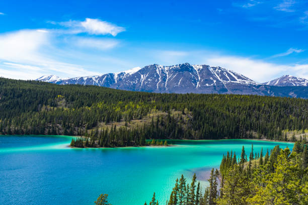 エメラルドグリーンの湖  - yukon ストックフォトと画像