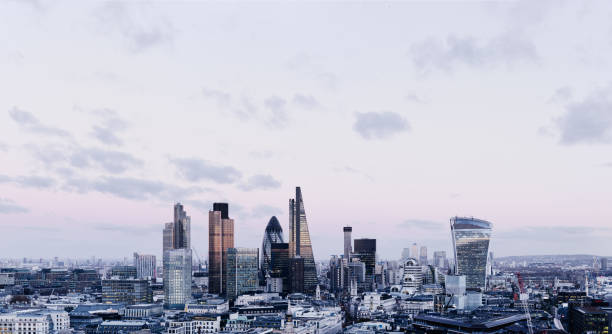 skyline della città di londra - canary wharf foto e immagini stock