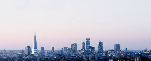 city of london skyline - london england canary wharf skyline cityscape imagens e fotografias de stock
