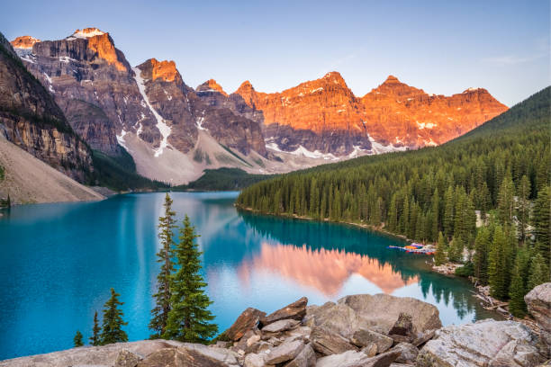 moraine lake sunrise - dawn mountain range mountain canadian rockies fotografías e imágenes de stock