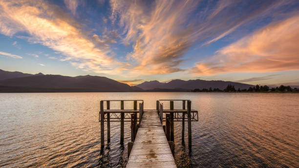 lake te anau sonnenuntergang - te anau stock-fotos und bilder