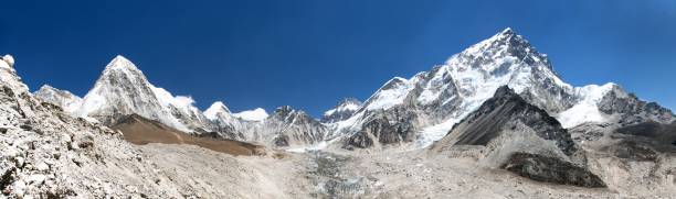 himalayan mountain range near mount everest - kala pattar imagens e fotografias de stock