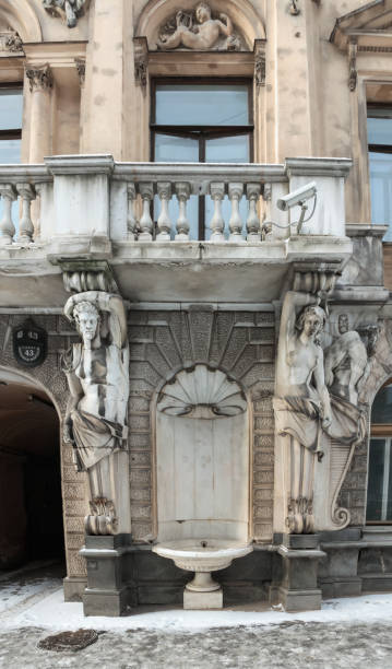 istock Atlas and Caryatids supporting a balcony 843455934