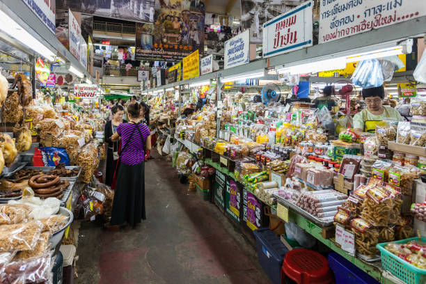 Warorot Market CHIANG MAI, THAILAND - NOVEMBER 08, 2014: Warorot is a very popular local market in Chiang Mai, Thailand. israeli coin stock pictures, royalty-free photos & images