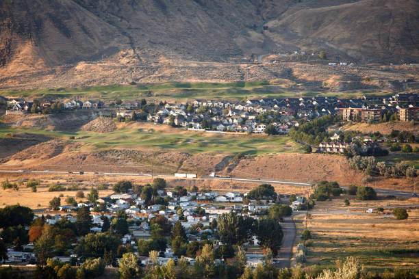 istock Living And Golfing With The Highway In Between 843458810
