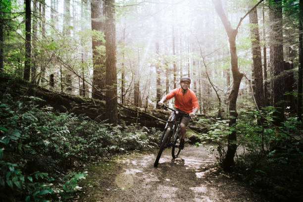 성숙한 사람 산악 자전거 숲에서 - mountain bike cycling mountain biking forest 뉴스 사진 이미지