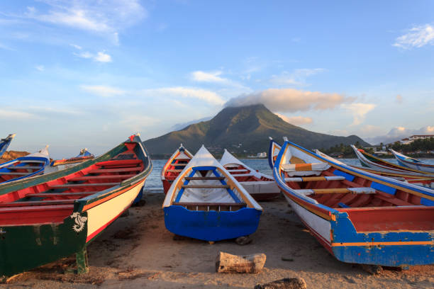 рыбацкая лодка на берегу в плейя-эль-тирано, маргарита - venezuela стоковые фото и изображения