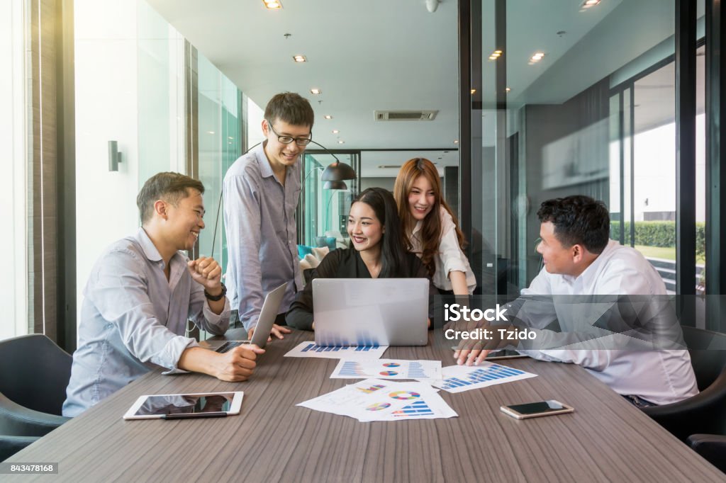 Grupo de AsianBusiness personas con traje casual, de trabajo y brainstorming con acción feliz y celebrar en la oficina moderna, concepto de grupo de negocios de personas - Foto de stock de Asia libre de derechos