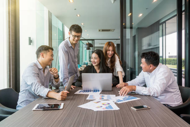 grupo de asianbusiness personas con traje casual, de trabajo y brainstorming con acción feliz y celebrar en la oficina moderna, concepto de grupo de negocios de personas - smart casual fotos fotografías e imágenes de stock