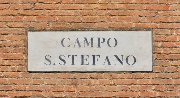 istock Venice old road sign on a brick wall 843485144