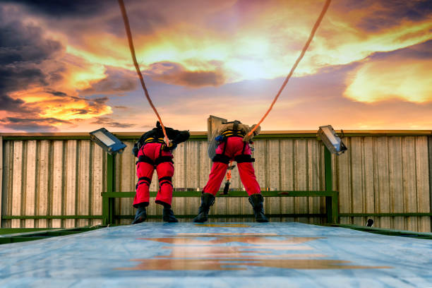 istock Sprinkle the wire rope for rescue training course , extreme exercise concept. 843485518