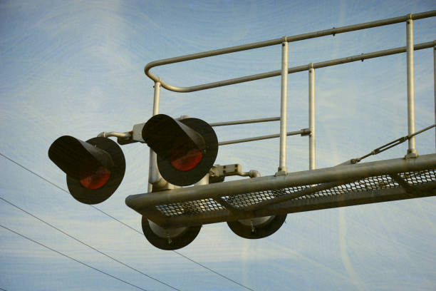 古い鉄道の交差点の信号 - hunting horn flash ストックフォトと画像