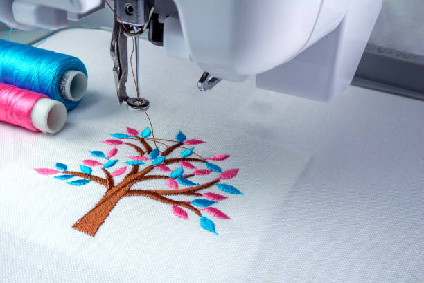 nahaufnahme bild arbeitsbereich stickmaschine - embroidery stock-fotos und bilder