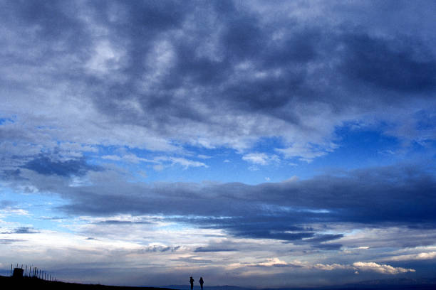 cloudscape patins de montagne - us supreme court photos photos et images de collection