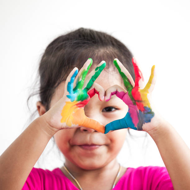 süße asiatische kind mädchen mit händen gemalt machen herzform auf weißem hintergrund - fingerabdruck fotos stock-fotos und bilder