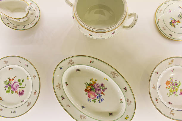 weißen alten österreichischen porzellan aus dem jahr 1829 - old fashioned tea cup victorian style beauty stock-fotos und bilder