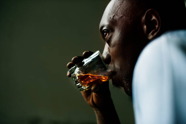 hombre negro alcohol con destacando - alcoholism drunk addiction drinking fotografías e imágenes de stock