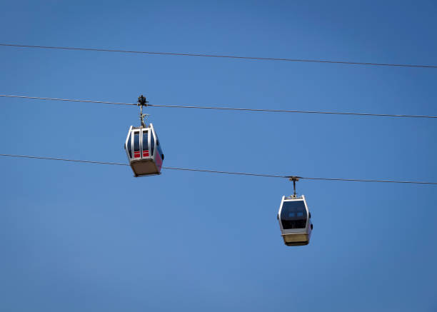 cabinas del teleférico - overhead cable car summer ski lift scenics fotografías e imágenes de stock