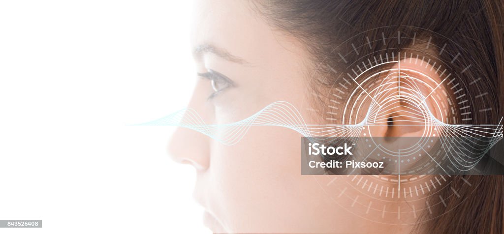 Hörtest zeigt Ohr der jungen Frau mit Schallwellen Simulationstechnik - Lizenzfrei Zuhören Stock-Foto