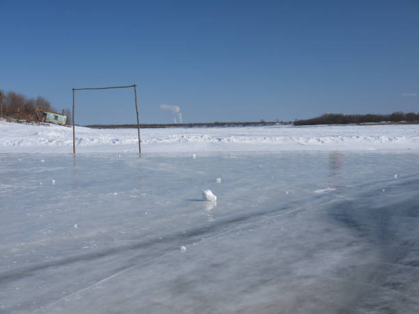 hockey del campo - clear sky diagonal snow winter fotografías e imágenes de stock