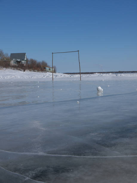 hockey del campo - clear sky diagonal snow winter fotografías e imágenes de stock