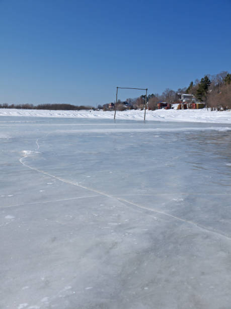 hockey del campo - clear sky diagonal snow winter fotografías e imágenes de stock