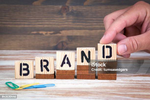 Markenkonzept Holzbuchstaben Auf Den Schreibtisch Informativ Und Kommunikationhintergrund Stockfoto und mehr Bilder von Werbung