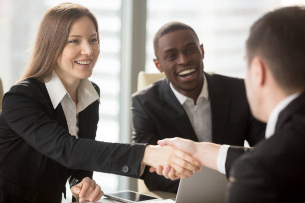 kobieta hr manager handshaking z kandydatem do pracy - adult businesswoman greeting human hand zdjęcia i obrazy z banku zdjęć