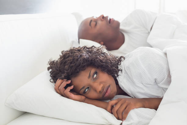 mujer molesta acostado en la cama con su novio roncaba - roncar fotografías e imágenes de stock