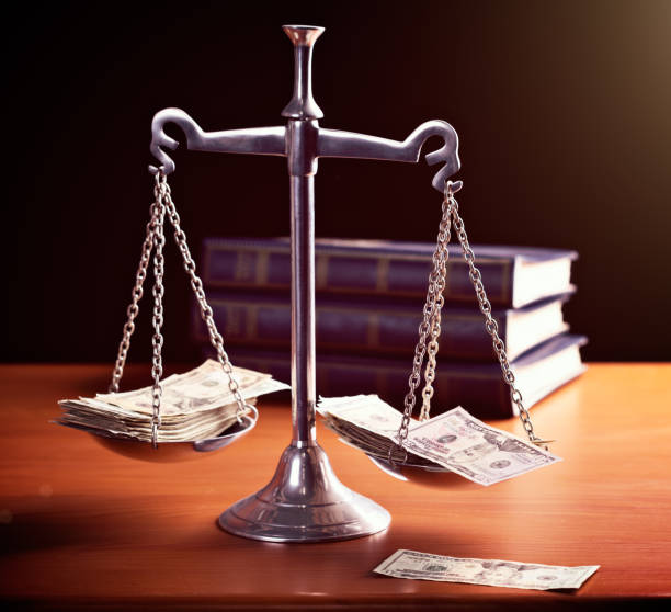 modell-waage der gerechtigkeit werden mit banknoten gewichtet. - scales of justice weight scale law gavel stock-fotos und bilder