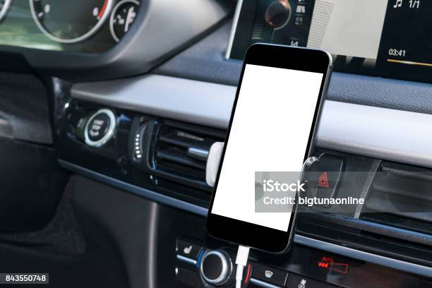 Smartphone En Un Uso Del Coche Para Navegar O Gps Conduce Un Coche Con Smartphone En El Soporte Teléfono Móvil Con Pantalla Isolatede En Blanco Pantalla En Blanco Vacíela Copia Espacio Espacio Vacío Para El Texto Detalles Interior Coche Moderno Foto de stock y más banco de imágenes de Coche