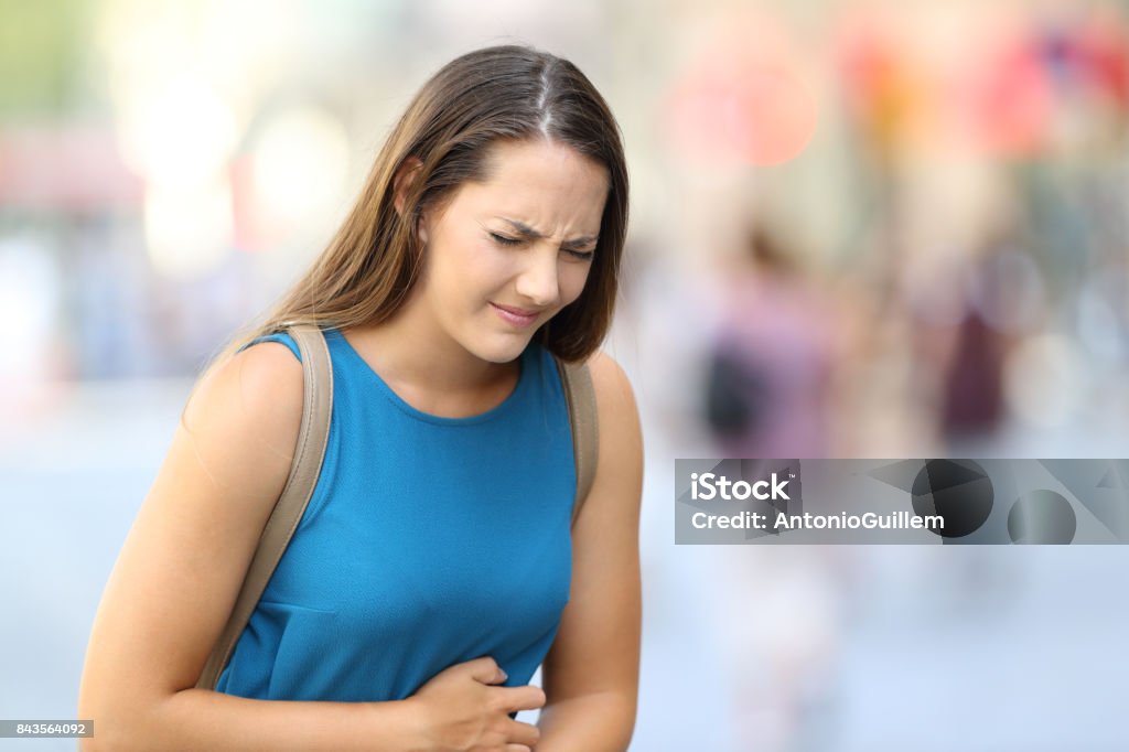 Frau leidet Bauchschmerzen im Freien auf der Straße - Lizenzfrei Schmerz Stock-Foto