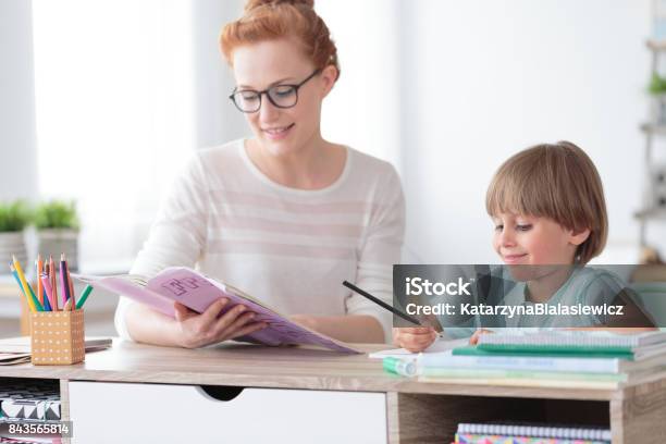 Boy Hacer Ejercicios Del Libro Foto de stock y más banco de imágenes de Estudiante - Estudiante, Adulto, Analizar