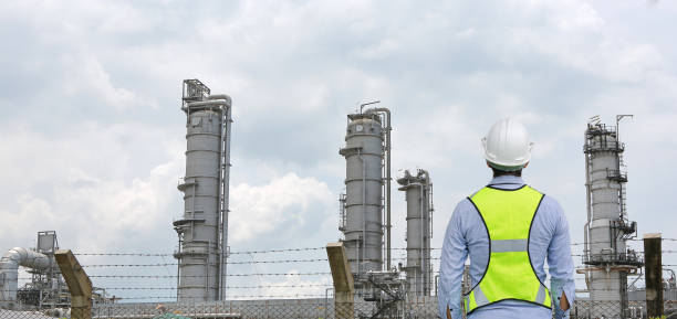 istock Back view of Male construction worker against gas separation plant. 843570004