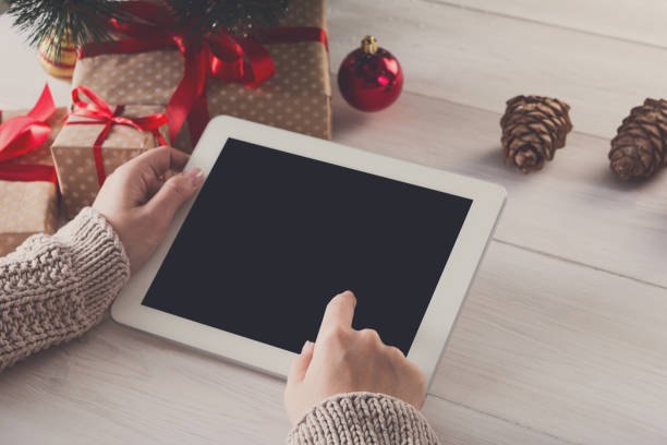 istock Woman christmas shopping online with tablet 843577024