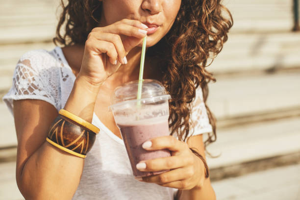 여자 술마시기 과일 스무디 - women drinking enjoyment smoothie 뉴스 사진 이미지