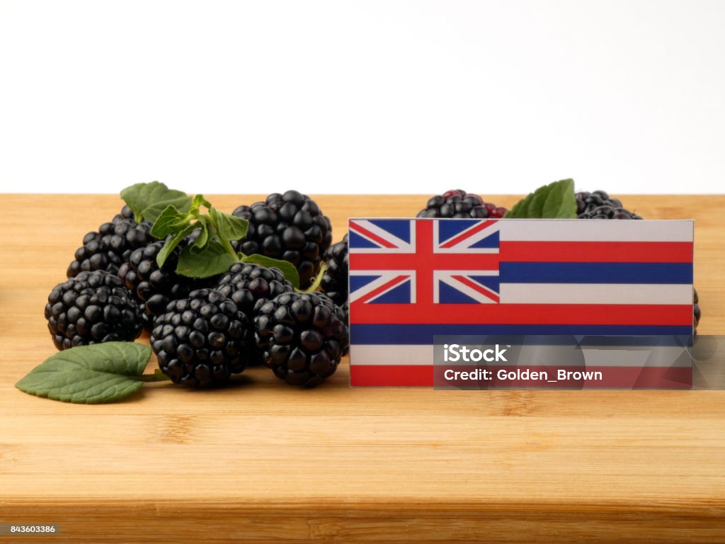 Bandeira de Havaí em um painel de madeira com amoras isolado em um fundo branco - Foto de stock de Alimentação Saudável royalty-free