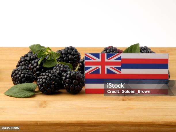 Foto de Bandeira De Havaí Em Um Painel De Madeira Com Amoras Isolado Em Um Fundo Branco e mais fotos de stock de Alimentação Saudável