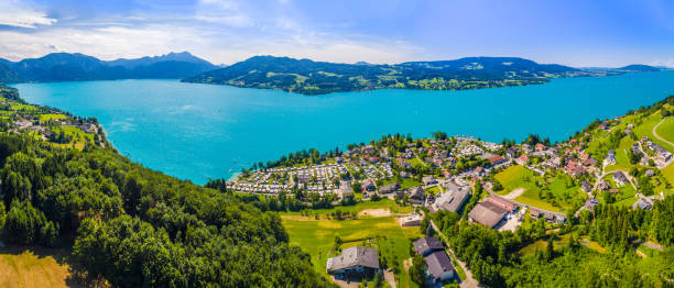 vista aerea, bellissimo lago alpino limpido attersee con acqua verde, salzkammergut, austria - clear sky panoramic grass scenics foto e immagini stock
